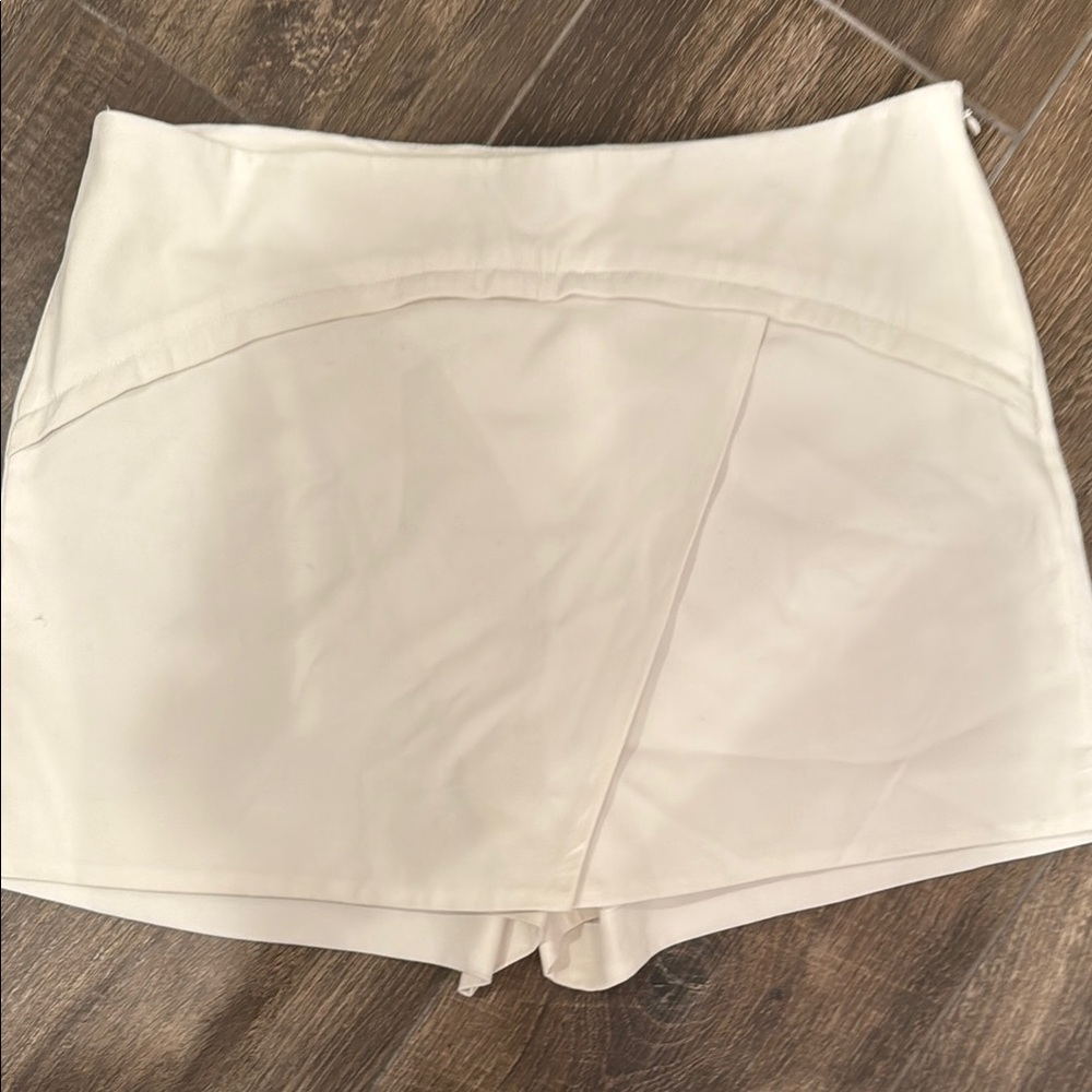 BCBGMaxAzria Cream Skorts Relaxed Fit Lightweight